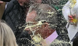 Người mẫu 25 tuổi hắt sữa vào mặt chính trị gia Anh