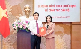 Bản tin 8H: Công bố và trao Nghị quyết của Ủy ban Thường vụ Quốc hội về công tác cán bộ