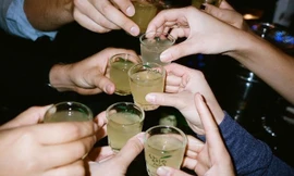 Bản tin 8H: Hai vợ chồng tử vong, con trai nguy kịch sau khi ăn nhậu liên tục trong 3 ngày