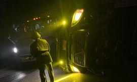 Bản tin 8H: Ô tô khách va chạm với xe container trên quốc lộ, 5 người tử vong