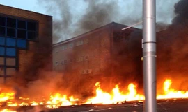 Hiện trường đám cháy sau khi trực thăng va vào cần trục ở trung tâm London