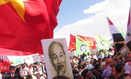 Cờ đỏ sao vàng tung bay tại bế mạc Festival 18