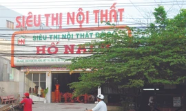 Căn chòi bà Nguyễn Kim Phượng (x) cạnh khu đất bị mất