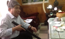 Đại gia hút thuốc lào, cưỡi Rolls-Royce: Nên tự cứu mình!