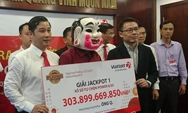 Người đàn ông che mặt khi nhận hơn 300 tỷ đồng của Vietlott 