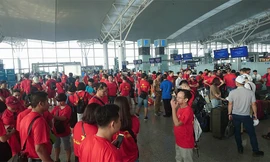 Cổ động viên Việt Nam làm thủ tục tại sân bay Nội Bài lên đường tiếp lủa đội tuyển bóng đá Nam.