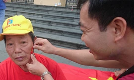 Bác Nguyễn Thiện Thuật (76 tuổi), ở Duy Tiên (Hà Nam) lên Hà Nội từ tối để kịp sáng nay lên đường sang Indonesia.