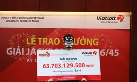Chị H. trở thành tỷ phú sau hơn 1 năm kiên trì mua vé số Vietlott với hy vọng đổi đời.