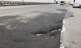 Sau sửa chữa lớn năm 2009, mặt cầu Thăng Long vẫn liên tục xuất hiện sử hỏng, nhưng chưa có giải pháp khắc phục triệt để.