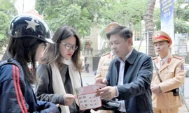 Bộ trưởng GTVT Nguyễn Văn Thể xuống đường tuyên truyền về đội mũ bảo hiểm, và tặng mũ cho học sinh Thủ đô.