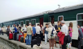 Nhân viên đường sắt Hà Nội - Lào Cai trả lại 30 triều nhặt được