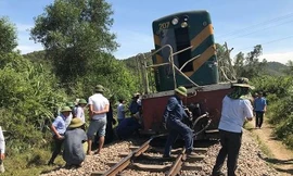 Cú đâm khiến đầu máy tàu hàng trật bánh. Ảnh: Cảnh Huệ.