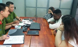 Các đối tượng bị Công an Hà Tĩnh tạm giữ hồi tháng 1 vừa qua vì hành vi lừa đảo gửi tiền để nhận hàng từ nước ngoài gửi về.