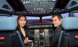 Bộ trưởng Pháp trải nghiệm buồng mô phỏng tàu bay của Vietjet