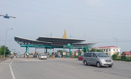 Trạm thu phí BOT Mỹ Lộc trên tuyến chính (cho đoạn đường dài 3,9km từ trạm tới TP Nam Định.