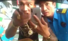 Đối tượng doạ nạt, hành vi dung tục với người qua trạm BOT Mỹ Lộc được xác định là Hoàng Văn Hậu, Ảnh chụp từ clip.