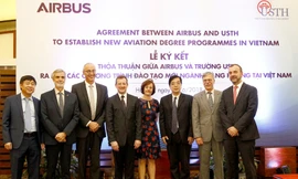 Đại diện các bên sẽ tham gia vào chương trình đào tạo cử nhân và thạc sĩ về hàng không tại Việt Nam.