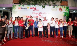 Lãnh đạo và cán bộ nhân viên Vietjet mang đem đến nhiều quà tặng cũng như hoạt động hấp dẫn cho gần 600 em nhỏ. Bác sĩ Lê Thị Hương Lan – Phó giám đốc Trung tâm Bảo trợ Trẻ tàn tật mồ côi Thị Nghè cho biết, đây là hoạt động mà các em đều đón đợi hàng năm.