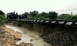 Đoạn đường sắt nối Nha Trang – Tháp Chàm bị nước cuốn trôi chân đường vẫn chưa thể khắc phục. Ảnh: Viết Nghĩa.