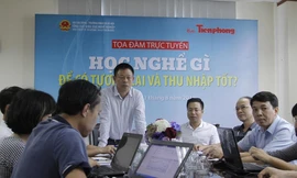 Toàn cảnh toạ đàm trực tuyến “Học nghề gì để có tương lai và thu nhập tốt”.
