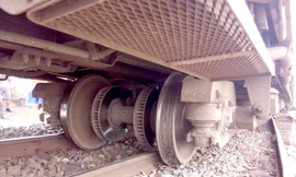 Một số toa của đoàn tàu SE7 bị trật bánh khỏi đường ray. Ảnh: Trung Trần.