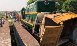 Cú đâm mạnh khiến xe tải bị kéo rê 1 đoạn dài.