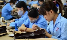 Lao động nữ vẫn chịu nhiều phân biệt đối xử so với lao động nam. Ảnh minh họa.