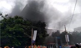 Khói bao trùm toà nhà đang xây dựng của Bệnh viện Việt Pháp - Hà Nội. Ảnh: Mạnh Thắng.