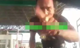 Đối tượng xăm trổ, đeo vàng đầy mình chửi bới, lăng mạ người qua đường không trả phí tại trạm BOT Mỹ Lộc. Ảnh chụp từ clip.