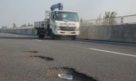 VEC sẽ sửa xong hư hỏng trên cao tốc Đà Nẵng - Quảng Ngãi trước trưa 17/10.