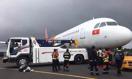 Lực lượng cứu hộ ứng cứu máy bay gặp sự cố của Vietjet tại sân bay Buôn Ma Thuột.