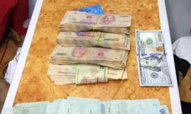 Số tiền mặt trong hành lý khách hàng bỏ quên trên tàu lên gần 120 triệu đồng.