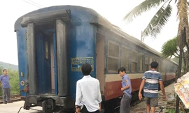 Toa tàu khách bị cháy được để lại ga Hảo Sơn để khắc phục, sửa chữa.