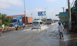 Tuyến quốc lộ 1 đi qua địa bàn huyện Tam Bình, tỉnh Vĩnh Long, ngập sâu do triều cường. Ảnh: Báo ND.