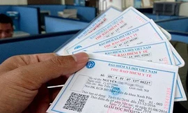 Tặng thẻ BHYT cho học sinh có hoàn cảnh khó khăn