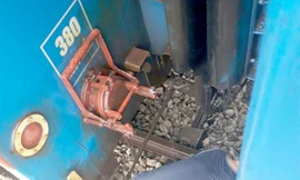 Mối nối toa 6 và 7 tàu SE5 bất ngờ tụt làm đoàn tàu bị tách làm đôi.