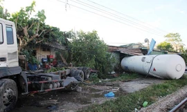 Xe bồn chở gas hư hỏng nặng sau cú đâm của tàu SE19. Ảnh: LĐ.