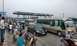 Người dân trả tiền lẻ qua trạm thu phí BOT QL5 hồi tháng 9 năm 2017.
