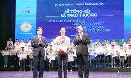 Phó Thủ tướng Vũ Đức Đam dự và trao thưởng cho các thí sinh đạt kết quả xuất sắc thi nghề. Ảnh: Mạnh Dũng.