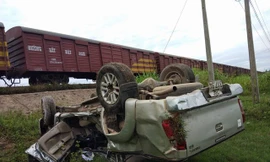 Hiện trường vụ tàu hàng đâm xe bán tải làm 1 người chết, 1 người bị thương ở Quảng Ngãi.