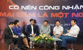 Các đại biểu tham dự buổi tọa đàm "Có nên công nhận mại dâm là một nghề?"