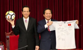 Hai món quà U23 tặng Thủ tướng có giá khởi điểm 2 tỷ đồng