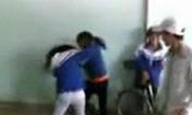Clip nữ sinh đánh nhau dữ dội trong nhà gửi xe