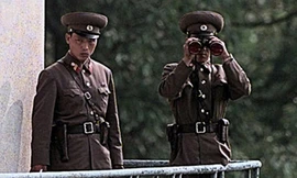 Hai lính CHDCND Triều Tiên canh gác tại khu vực biên giới