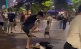 Nhóm người bán hàng rong trên phố đi bộ Nguyễn Huệ đánh 2 thanh niên nhập viện