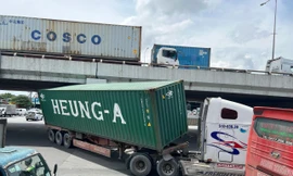 Xe container mắc kẹt dưới gầm cầu vượt ở TPHCM