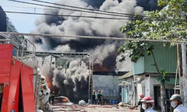 Cháy lớn ở kho phế liệu vùng ven TPHCM 