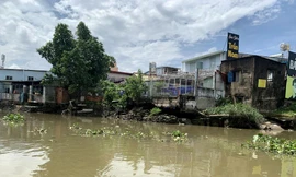Nhiều căn nhà ở TPHCM có nguy cơ đổ sụp xuống sông