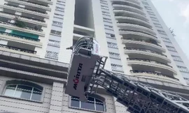 Cháy căn hộ ở TPHCM: Cảnh sát dùng xe thang đưa nhiều người thoát nạn 