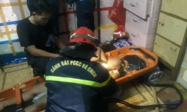 Phá cửa giải cứu người phụ nữ ngất xỉu mắc kẹt trong căn gác nhỏ hẹp